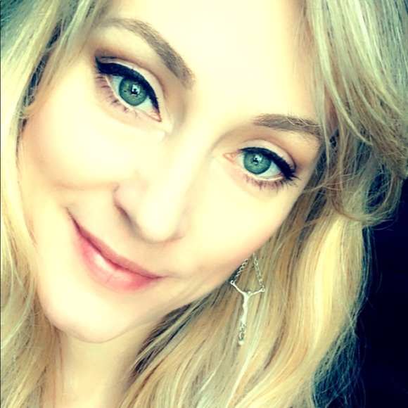 Meet your Posher, Jessica - Picture 1 of 12